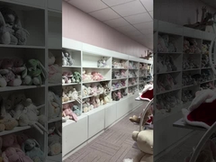 Des enfants en peluche jouant à la poupée de dinosaure cadeaux d'anniversaire