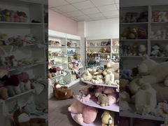 Des enfants en peluche jouant à la poupée de dinosaure cadeaux d'anniversaire